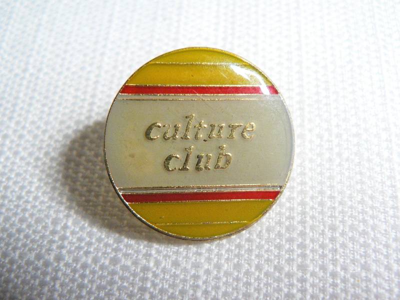 Vintage 80Er Jahre Culture Club - Rot/Gelb Weiß Emaille Pin Button Anstecker von beatbopboom
