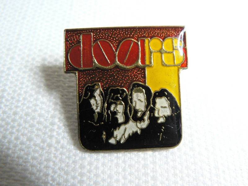 Vintage Anfang 80Er Jahre - The Doors Rotes Und Gelbes Logo Emaille Anstecker/Button/Anstecknadel von beatbopboom