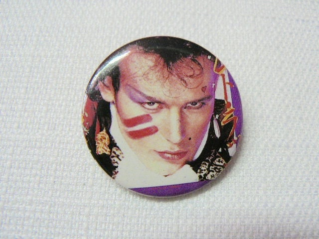 Vintage Frühen 80Er Jahre Adam Ant Nahaufnahme Pin/Button Abzeichen - Datum Gestempelt 1983 von beatbopboom