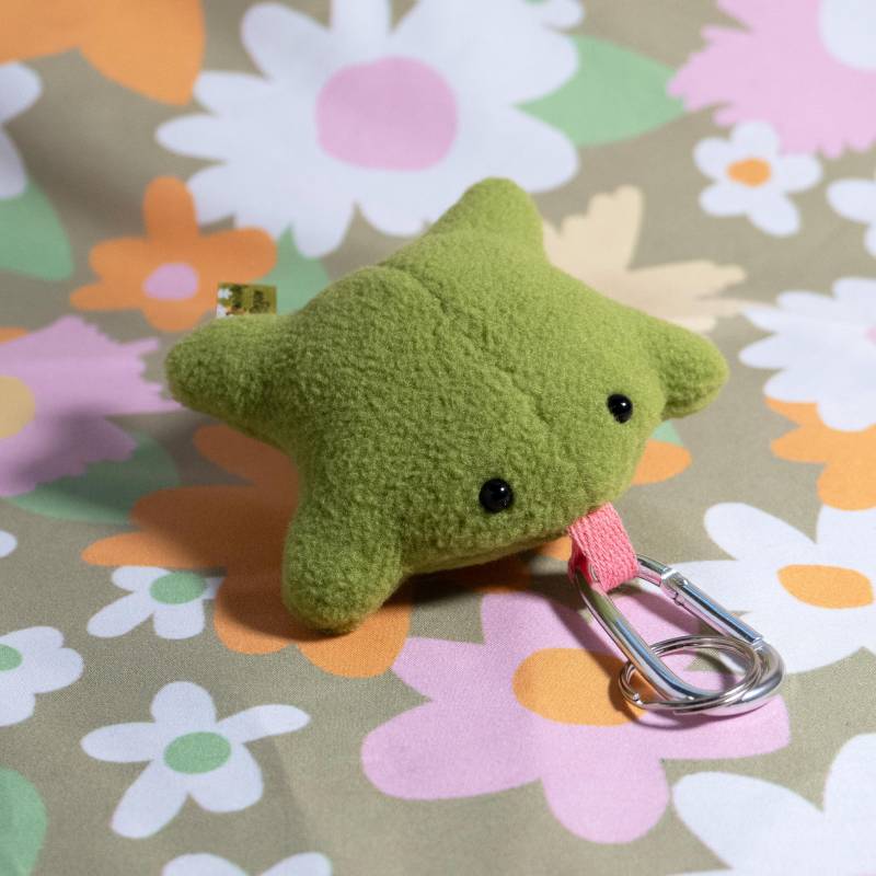 Frueg Taschenanhänger Plüsch Schlüsselanhänger Frosch Grüne Zunge Accessoire Mütze Frueg Taschenanhänger Plüsch Schlüsselanhänger Frosch Grüne Zunge Accessoire Mütze von beautifullyregular