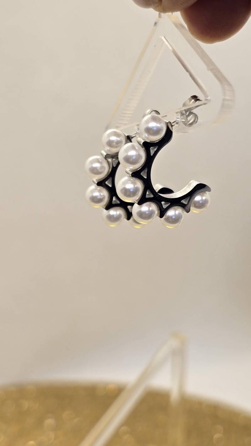 Elegant Pearl Hoop Earrings, Silver Plated Modern Design, Perlen Creolen Versilberte Ohrringe von beautyway073
