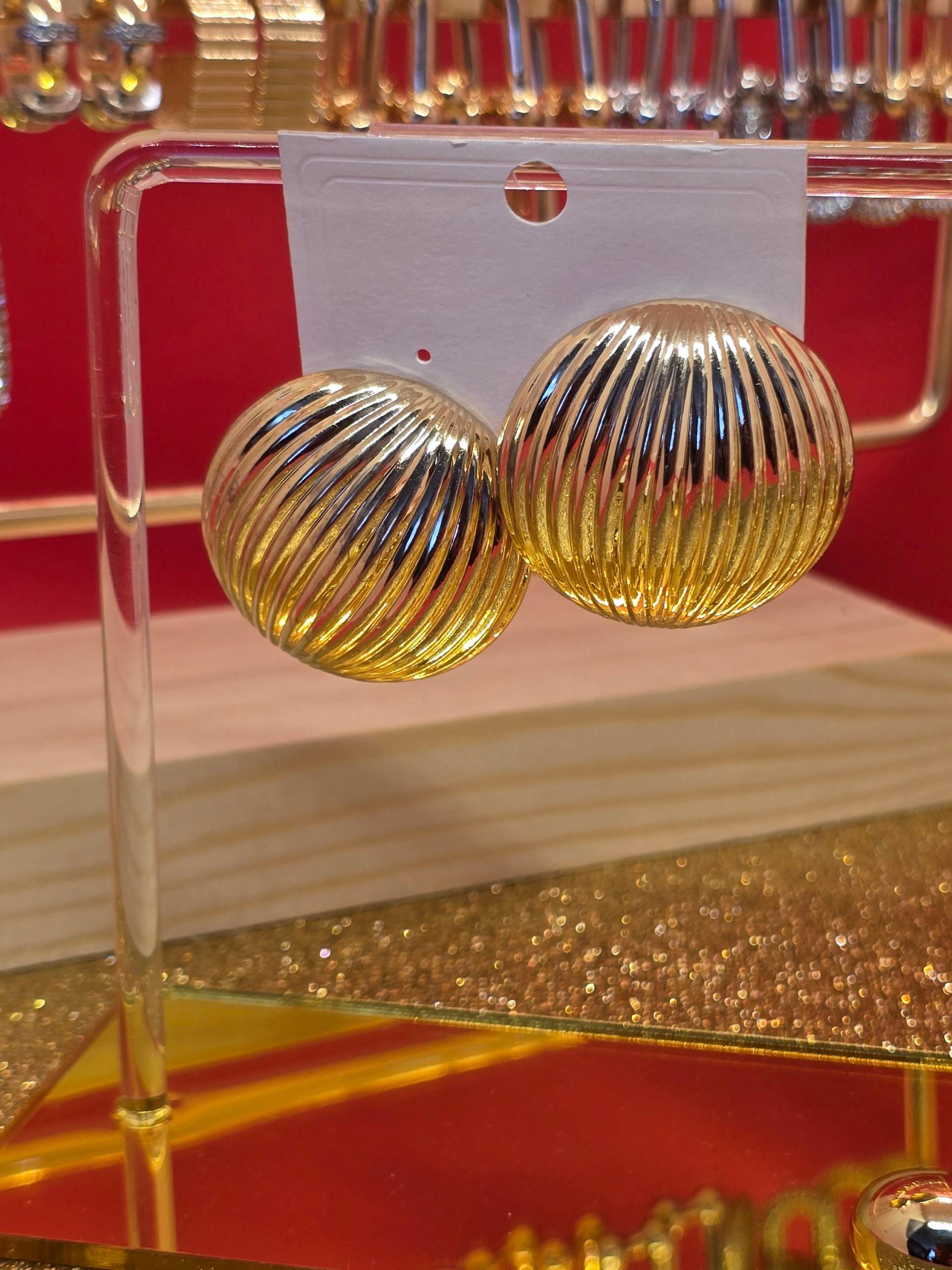 Runder Dicker Creolen-Ohrring, Einfache Statement-Ohrringe, Runder Goldfarbener Huggie-Ohrring, Klobiger Creolen-Ohrring, Loop-Huggie Runder Dicker Creolen-Ohrring, Einfache Statement-Ohrringe, Runder Goldfarbener Huggie-Ohrring, Klobiger Creolen-Ohrring, Loop-Huggie von beautyway073