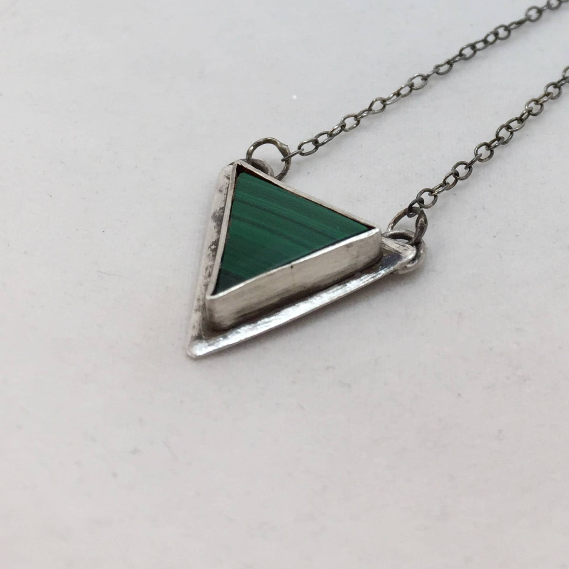 Dreieckigen Malachit Scheibe Lünette in Sterling Silber Dreieckigen Malachit Scheibe Lünette in Sterling Silber von bebrio