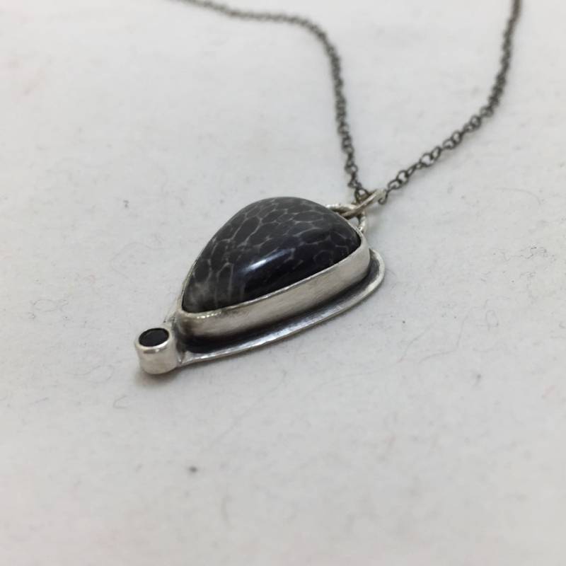 Schwarze Fossil Koralle Und Saphir Sterling Silber Halskette Schwarze Fossil Koralle Und Saphir Sterling Silber Halskette von bebrio