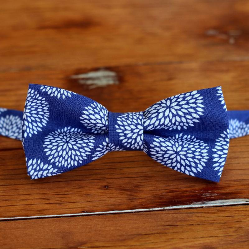 Fliege - Weiße Mumms Auf Kobaltblauer Baumwolle Krawatte Für Herren Teen Boys Fertig Gebunden Und Verstellbar Hochzeit Geschenk Fliege - Weiße Mumms Auf Kobaltblauer Baumwolle Krawatte Für Herren Teen Boys Fertig Gebunden Und Verstellbar Hochzeit Geschenk von becauseimme