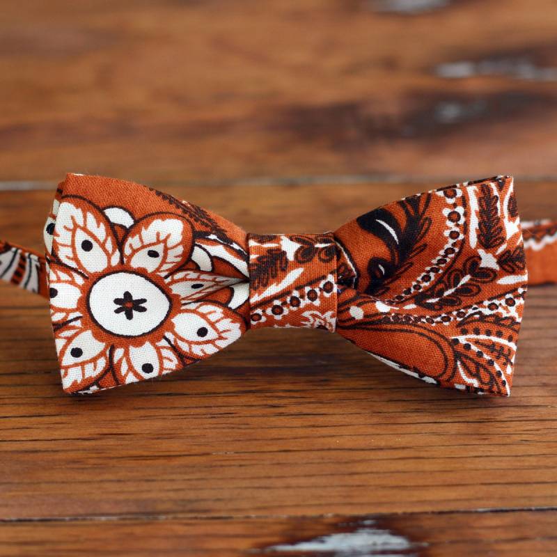 Herren Fliege - Braune Krawattenschleife Aus Baumwolle Mit Paisley Blumenmuster Für Männer Und Teenager Herren Fliege - Braune Krawattenschleife Aus Baumwolle Mit Paisley Blumenmuster Für Männer Und Teenager von becauseimme