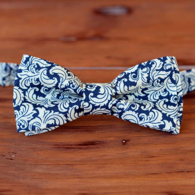 Herren Marine Blau Fliege - Blaue Creme Floral Elfenbein Baumwolle Für Trauzeugen von becauseimme