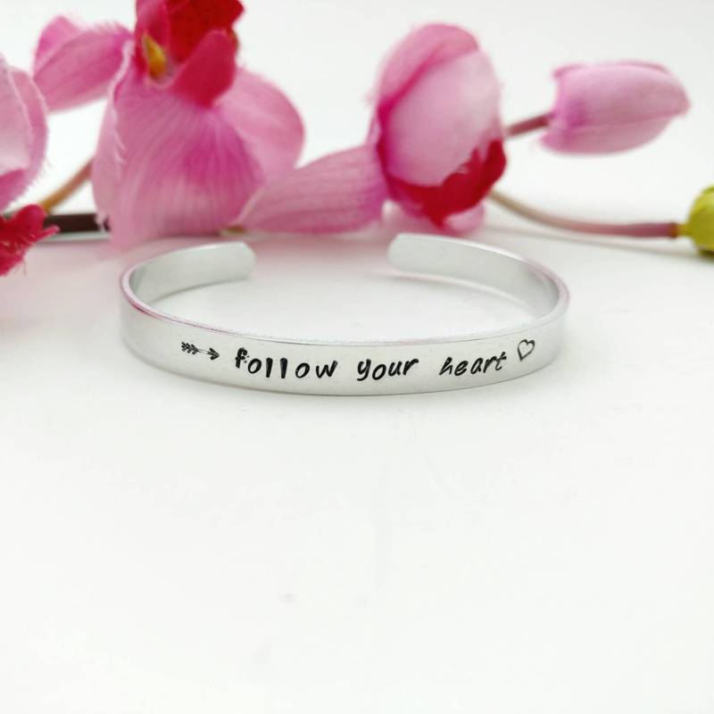Aluminium Manschettenarmband, Handgestempelt Mit Wunschtext, Name Oder Datum, Verstellbares Personalisiertes Armband, Folge Deinem Herz, Geschenk Aluminium Manschettenarmband, Handgestempelt Mit Wunschtext, Name Oder Datum, Verstellbares Personalisiertes Armband, Folge Deinem Herz, Geschenk von beccasblues