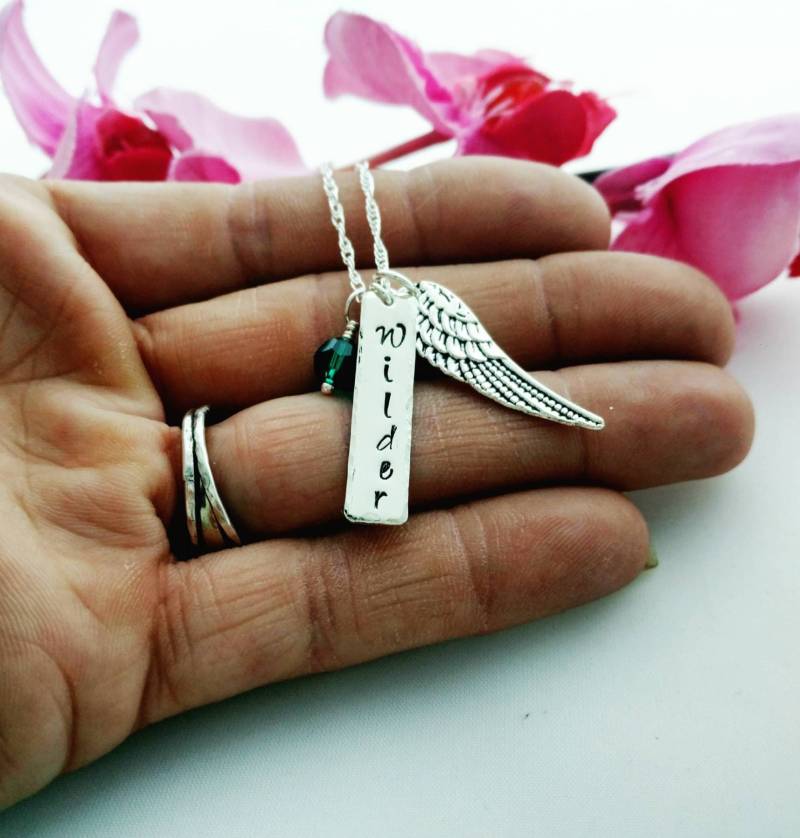 Andenken Halskette Mit Namen, Geburtsstein Und Engelsflügel, Sterling Silber Erinnerungskette, Personalisiertes Geschenk Für Trauer, Verlust Andenken Halskette Mit Namen, Geburtsstein Und Engelsflügel, Sterling Silber Erinnerungskette, Personalisiertes Geschenk Für Trauer, Verlust von beccasblues