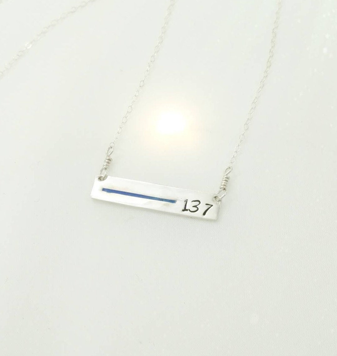 Dünne Halskette Mit Blue Line-Badge-Nummer 1-3 Buchstaben Und Zahlen Dünne Halskette Mit Blue Line-Badge-Nummer 1-3 Buchstaben Und Zahlen von beccasblues