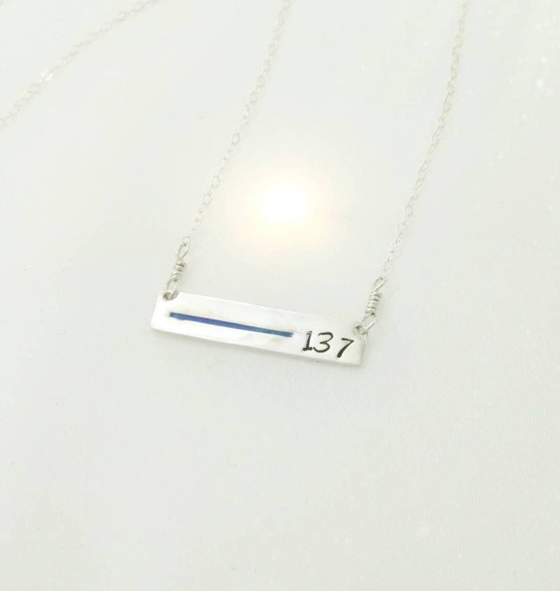 Dünne Halskette Mit Blue Line-Badge-Nummer 1-3 Buchstaben Und Zahlen Dünne Halskette Mit Blue Line-Badge-Nummer 1-3 Buchstaben Und Zahlen von beccasblues