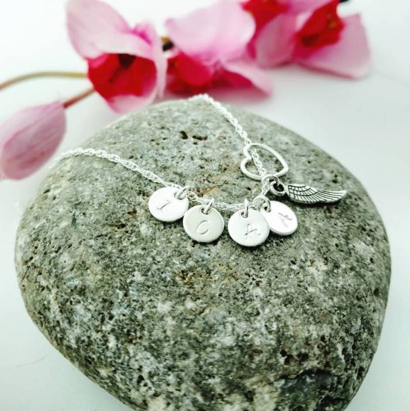 Erinnerungskette Mit Initial Charms, Engelsflügel Und Herz Erinnerungskette Mit Initial Charms, Engelsflügel Und Herz von beccasblues
