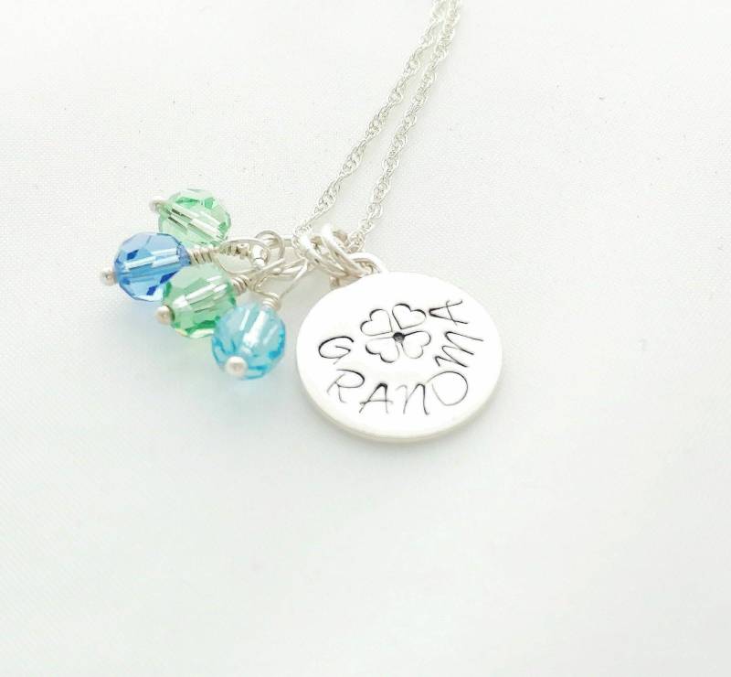 Geburtsstein Halskette Mit Handgestempeltem Namen Und Blume, Geschenk Von Den Enkelkindern, Personalisierte Mama Halskette, Personalisiertes Für Oma von beccasblues