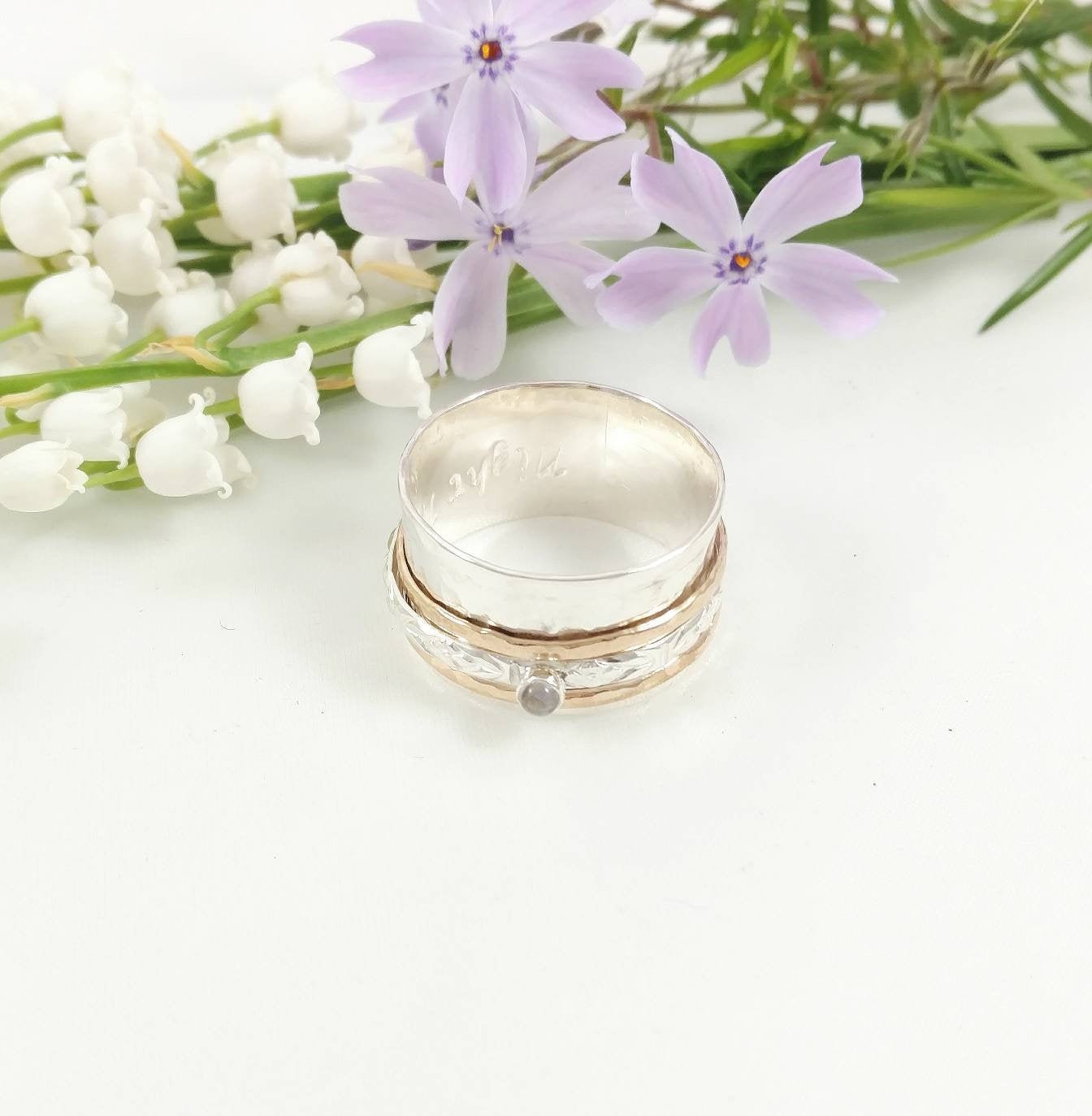 I Am Enough Mondstein Meditation Ring, Silber Und Gold Filled Spinner, Sorgen Fidget Band, Angst Lindern Geschenk, Edelstein Spinner Ring I Am Enough Mondstein Meditation Ring, Silber Und Gold Filled Spinner, Sorgen Fidget Band, Angst Lindern Geschenk, Edelstein Spinner Ring von beccasblues