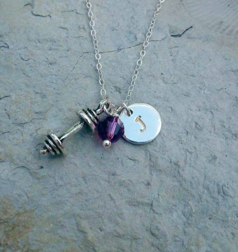 Initiale, Geburtsstein Und Hantel Halskette, Hand Gestempelt Sterling Silber Monogramm Layering Gewichtheber Geschenk, Fitness Inspiration Initiale, Geburtsstein Und Hantel Halskette, Hand Gestempelt Sterling Silber Monogramm Layering Gewichtheber Geschenk, Fitness Inspiration von beccasblues