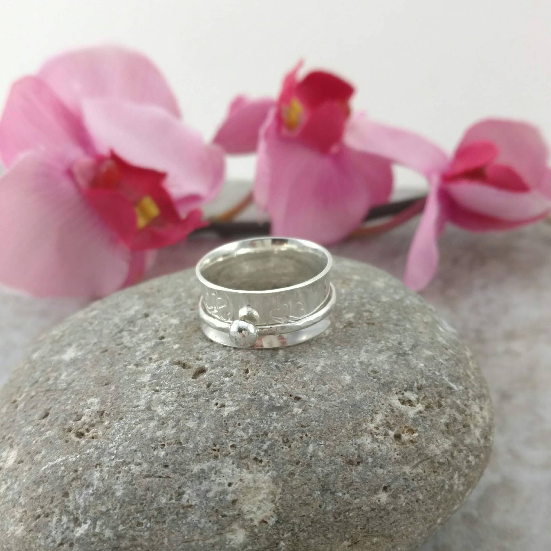 Meditation Ring Mit Hand Gestempelt Blumen, Sterling Silber Sorgen Ring, Erwachsene Zappeln Spinner, Stress Relief Geschenk, Handwerker Spinner Meditation Ring Mit Hand Gestempelt Blumen, Sterling Silber Sorgen Ring, Erwachsene Zappeln Spinner, Stress Relief Geschenk, Handwerker Spinner von beccasblues