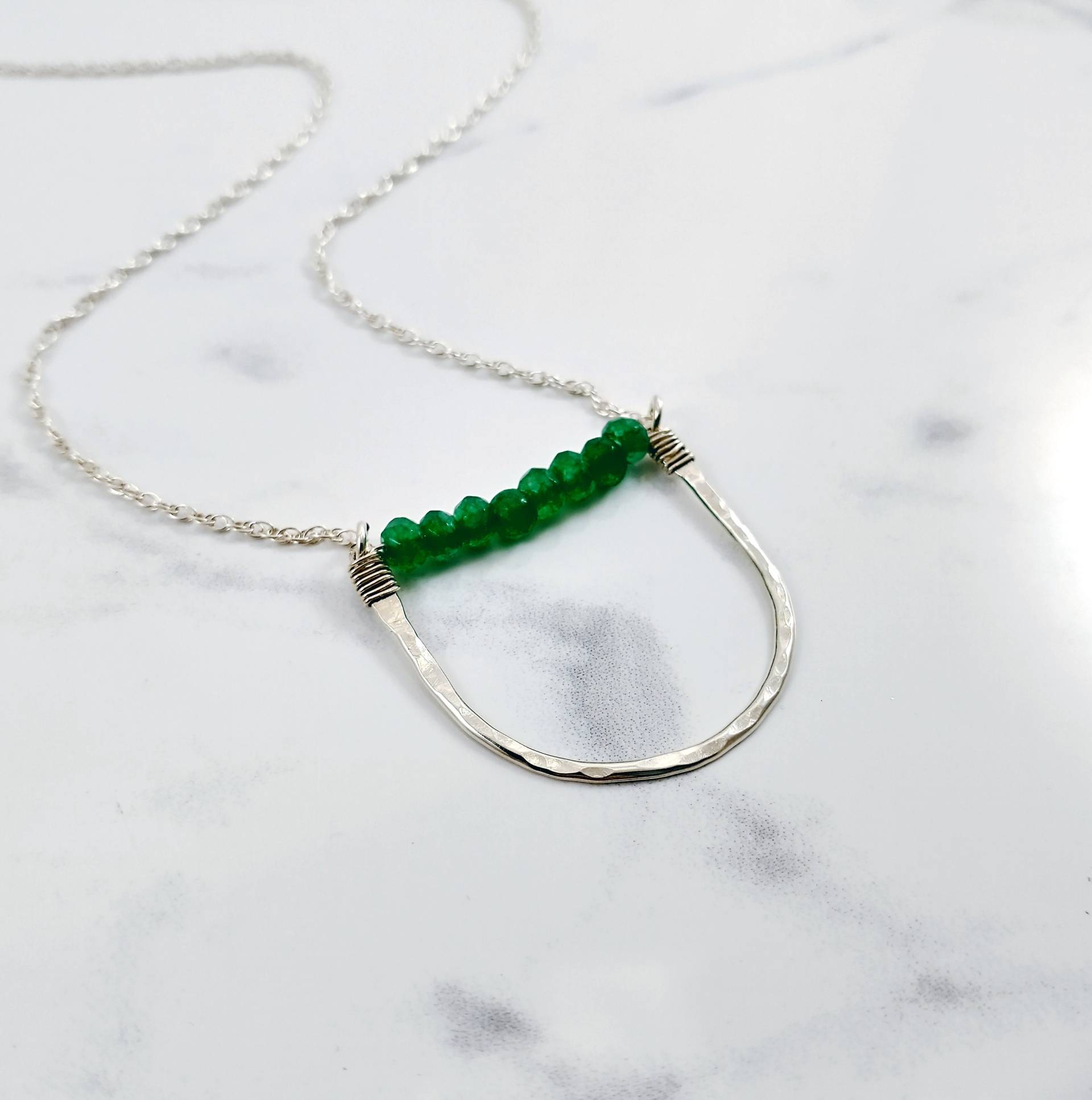 Smaragd Halbkreis Halskette, Sterling Silber Und Roh Smaragd, Mai Geburtsstein, Geschenk Für Geburtstag, Jahrestag Frau Smaragd Halbkreis Halskette, Sterling Silber Und Roh Smaragd, Mai Geburtsstein, Geschenk Für Geburtstag, Jahrestag Frau von beccasblues