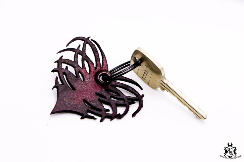 Schlüsselanhänger Rippen Herz Rot Schwarz von beetandowl