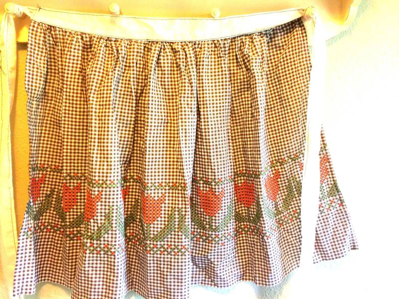 Braun-Weiße Schürze Mit Orangefarbenen Tulpen von beffyfaye