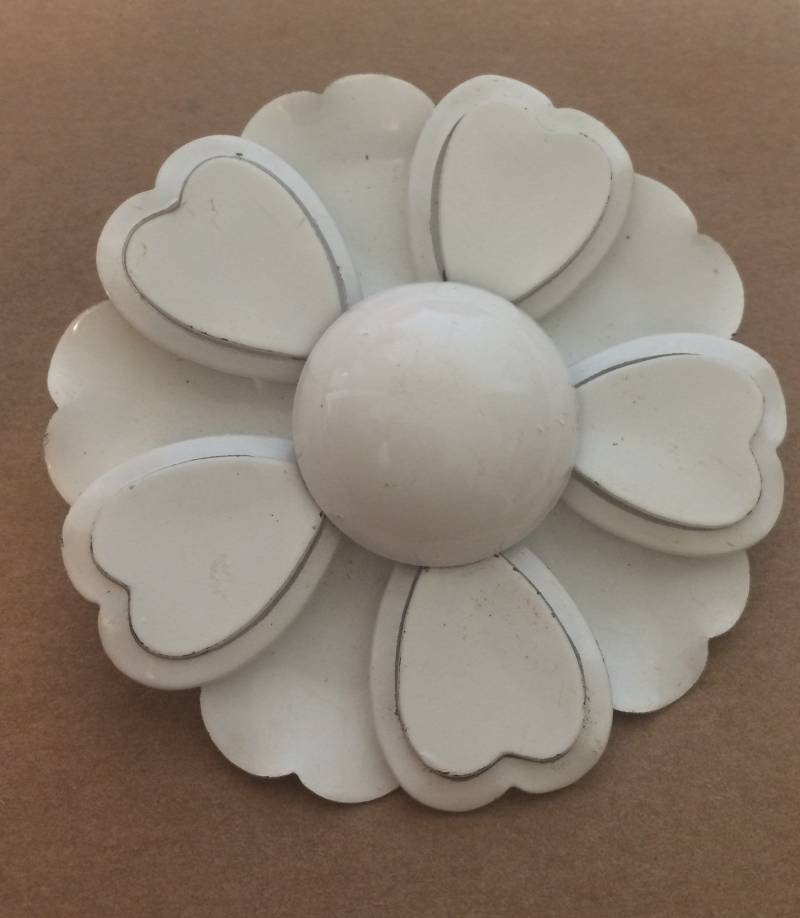 Retro White Daisy Floral Brosche von beffyfaye