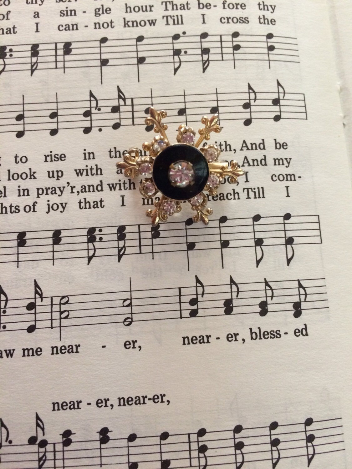 Vintage Gold Und Schwarze Brosche von beffyfaye