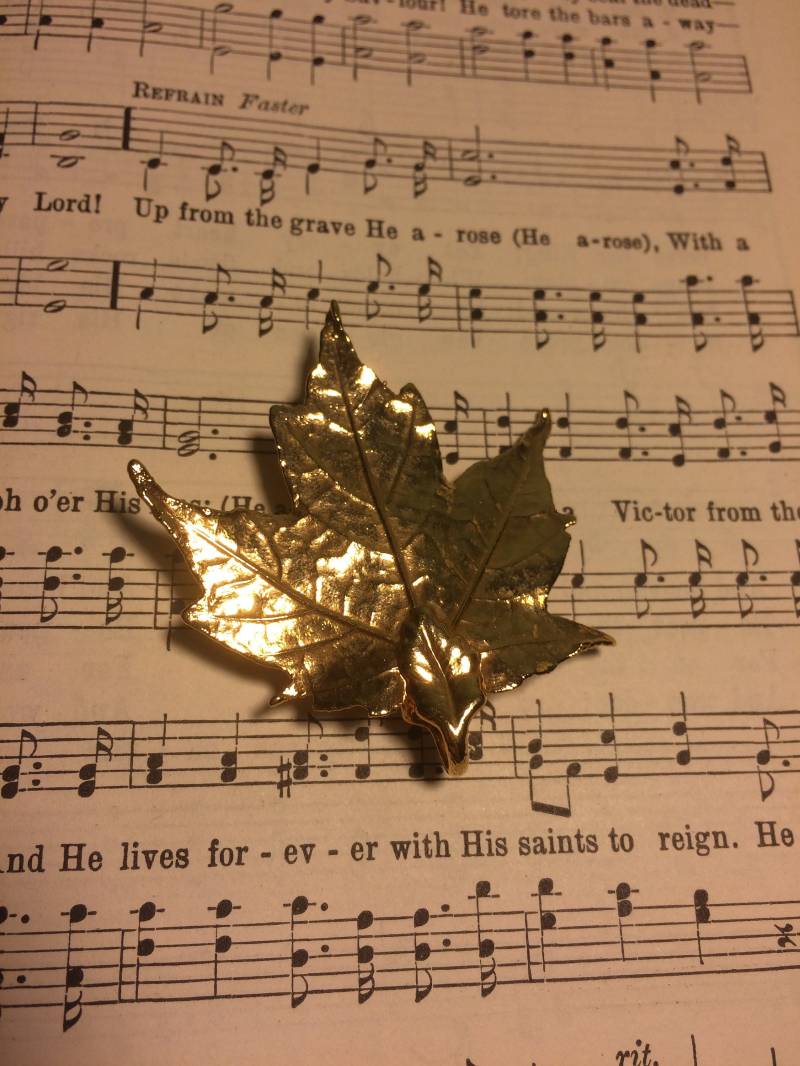 Vintage Golden Leaf Modeschmuck Brosche Pin von beffyfaye