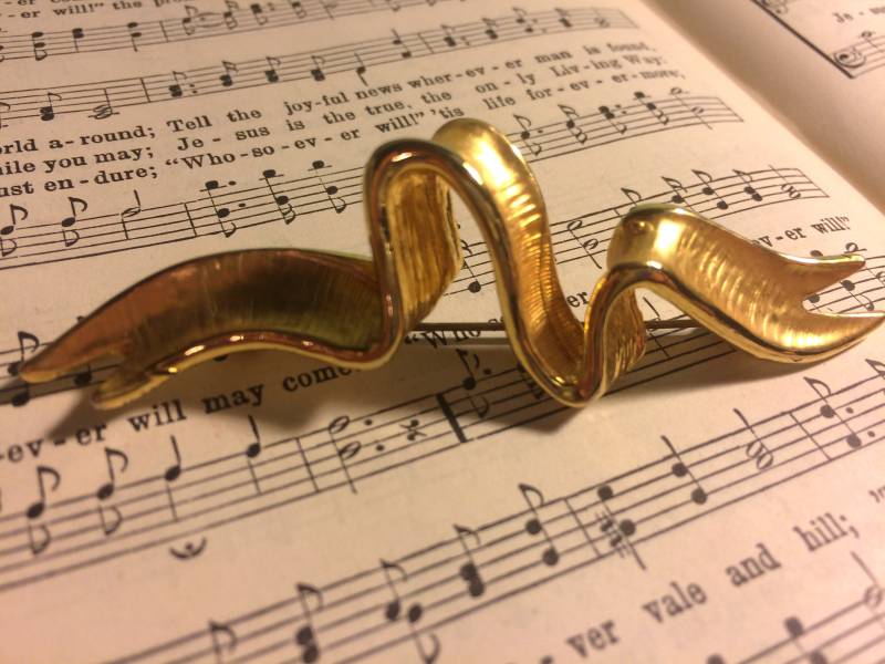 Vintage Golden Ribbon Modeschmuck Pin Brosche von beffyfaye