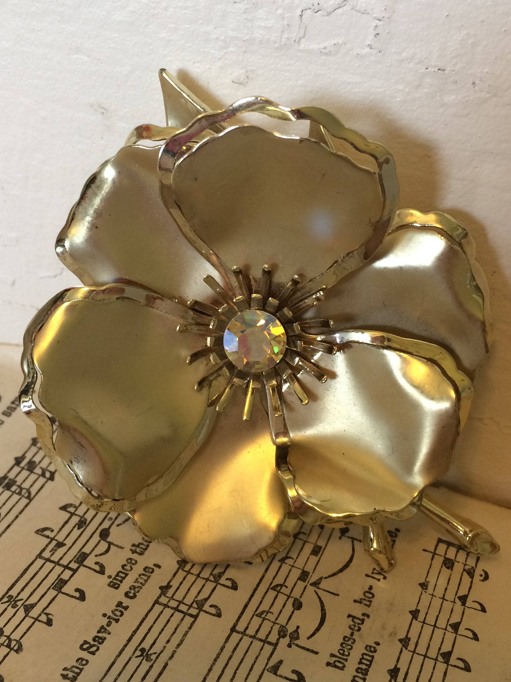 Vintage Goldene Florale Brosche Mit Irisierendem Stein von beffyfaye