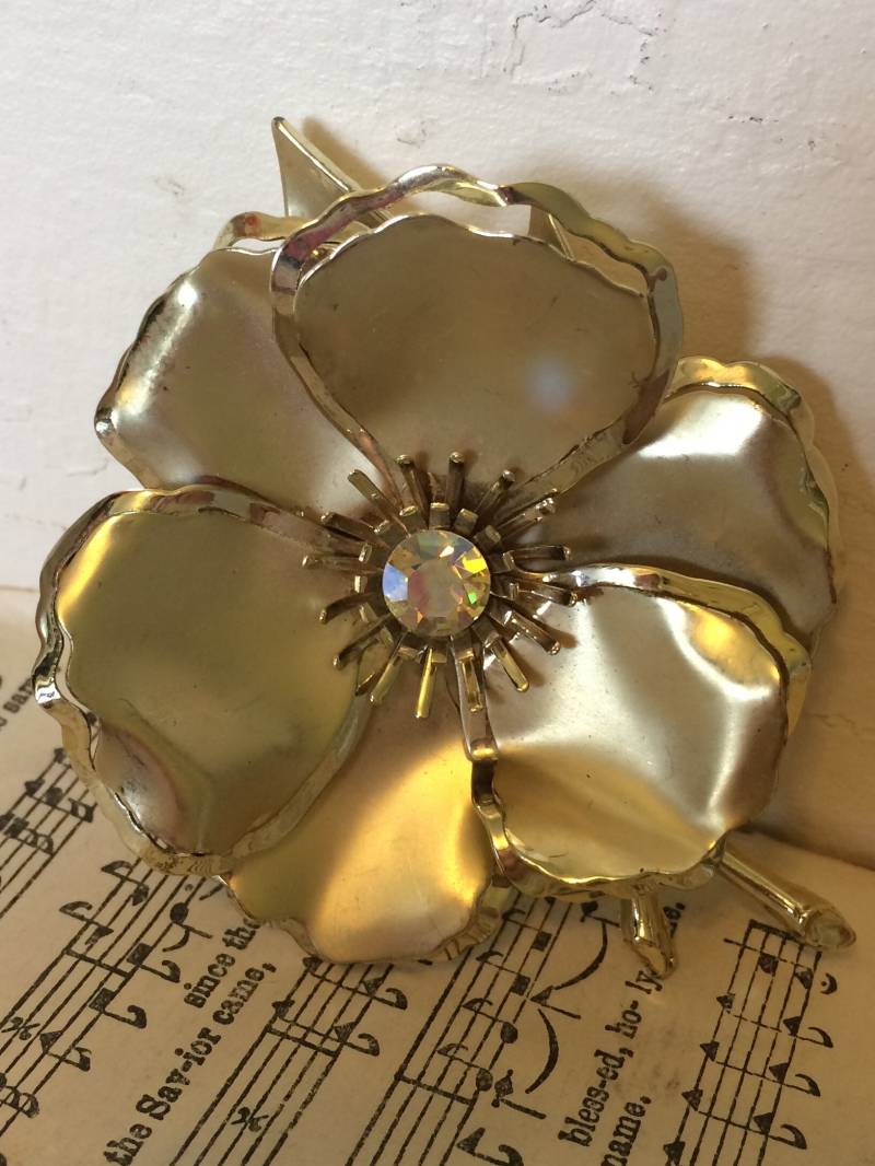 Vintage Goldene Florale Brosche Mit Irisierendem Stein von beffyfaye
