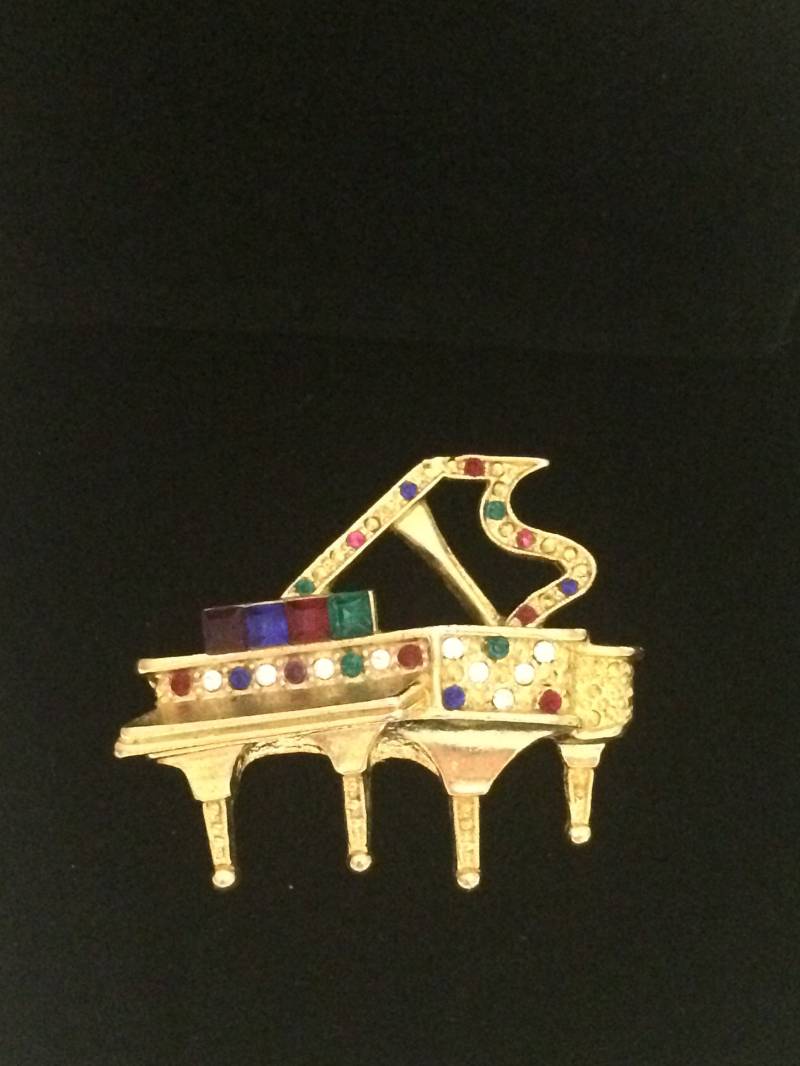 Vintage Goldene Klavier Brosche Mit Bunten Strasssteinen von beffyfaye