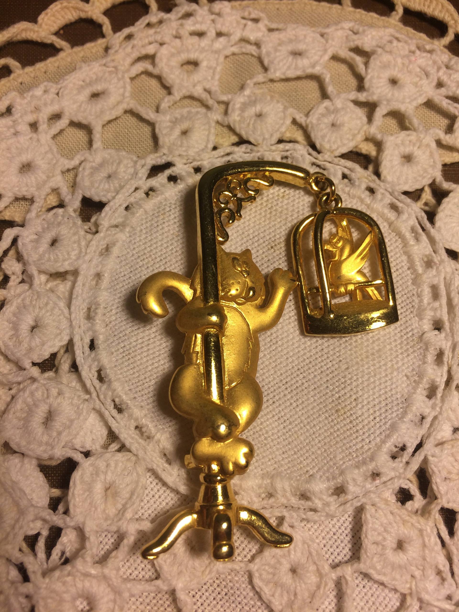 Vintage Jj Jonette Schmuck Goldene Katze Neckende Vogel in Birdcage Pin Brosche von beffyfaye