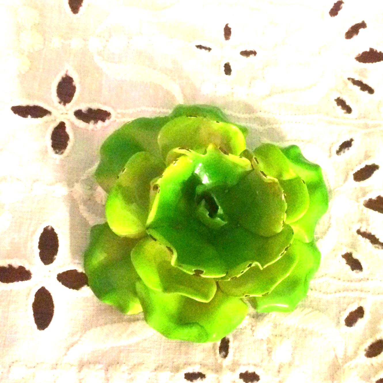 Vintage Metall Grüne Blumen Brosche von beffyfaye