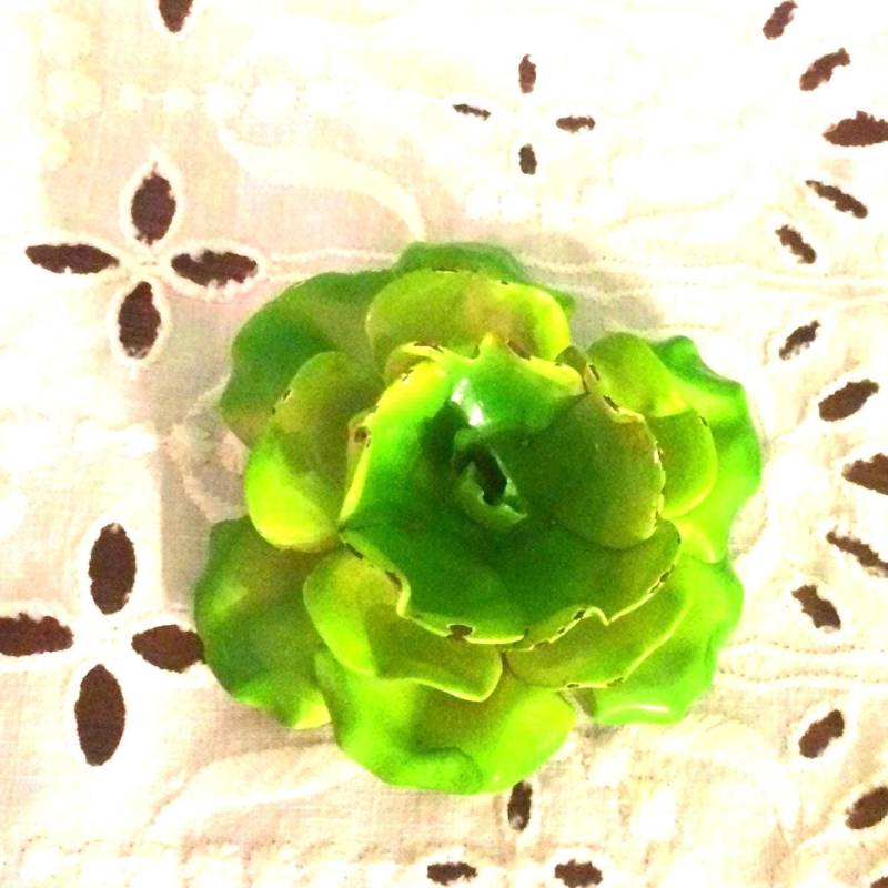 Vintage Metall Grüne Blumen Brosche von beffyfaye