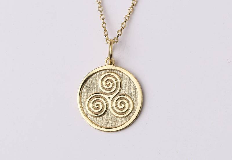 14K Gold Triskele Halskette, Personalisierte Anhänger, Dreifach Spirale Benutzerdefinierte Trisquelion Charme Goldgeschenk von bejewelike