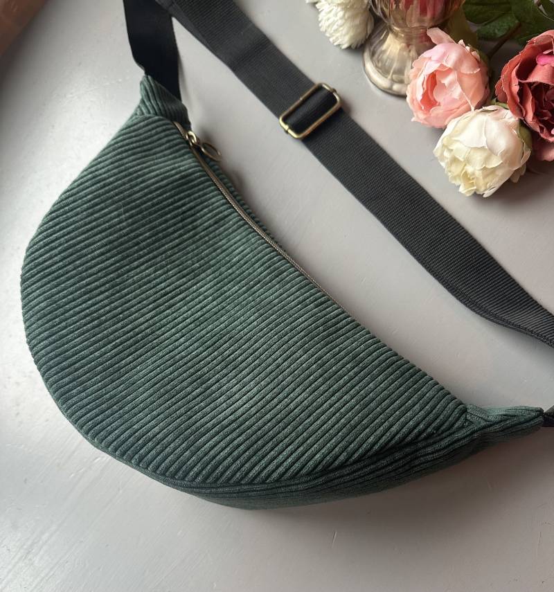 Halfmoon Bag - Dunkelgrün Cord von bellablanz