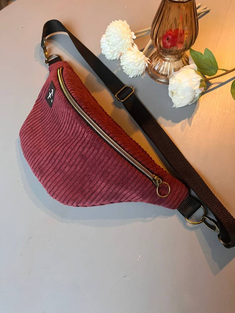 Personalisierte Bauchtasche Mit Sternzeichen - Cord Bordeaux von bellablanz