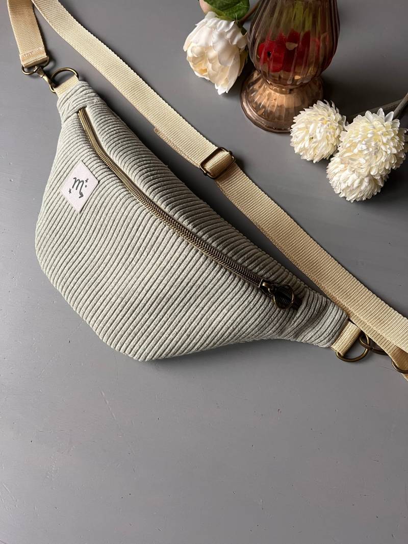 Personalisierte Bauchtasche Mit Sternzeichen - Mint Cord Personalisierte Bauchtasche Mit Sternzeichen - Mint Cord von bellablanz