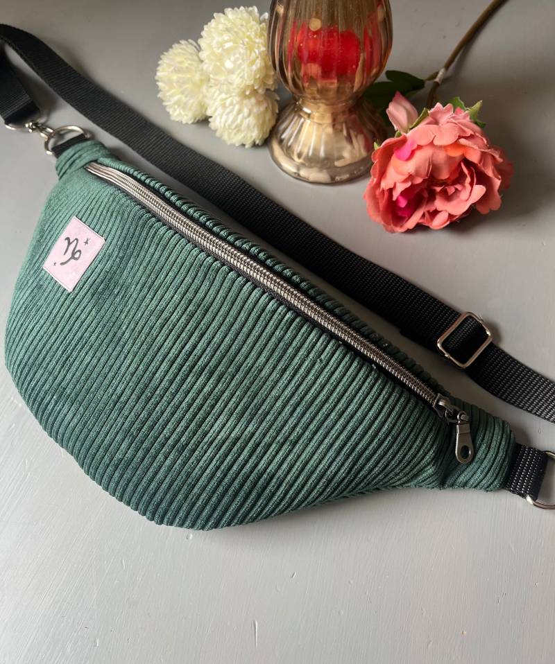 Personalisierte Bauchtasche Sternzeichen - Grüner Cord/Silber Personalisierte Bauchtasche Sternzeichen - Grüner Cord/Silber von bellablanz