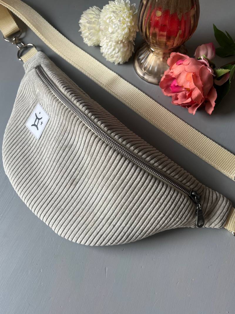 Personalisierte Bauchtasche Sternzeichen - Hellgrau Cord/Silber Personalisierte Bauchtasche Sternzeichen - Hellgrau Cord/Silber von bellablanz