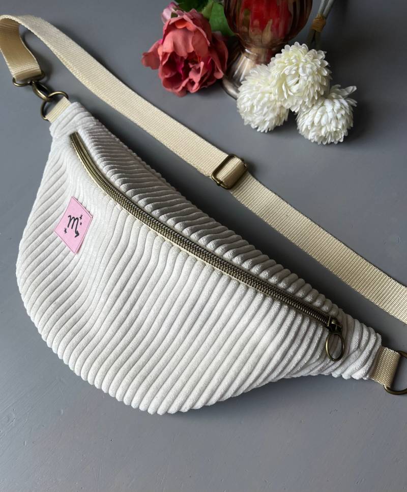 Personalisierte Bauchtasche Sternzeichen - Perlweiß von bellablanz