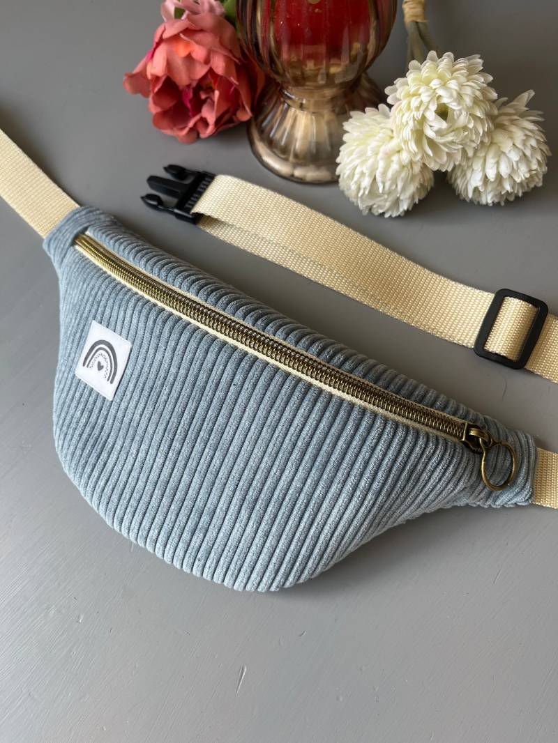 Personalisierte Kinderbauchtasche/ Minibauchtasche Pastellblau von bellablanz