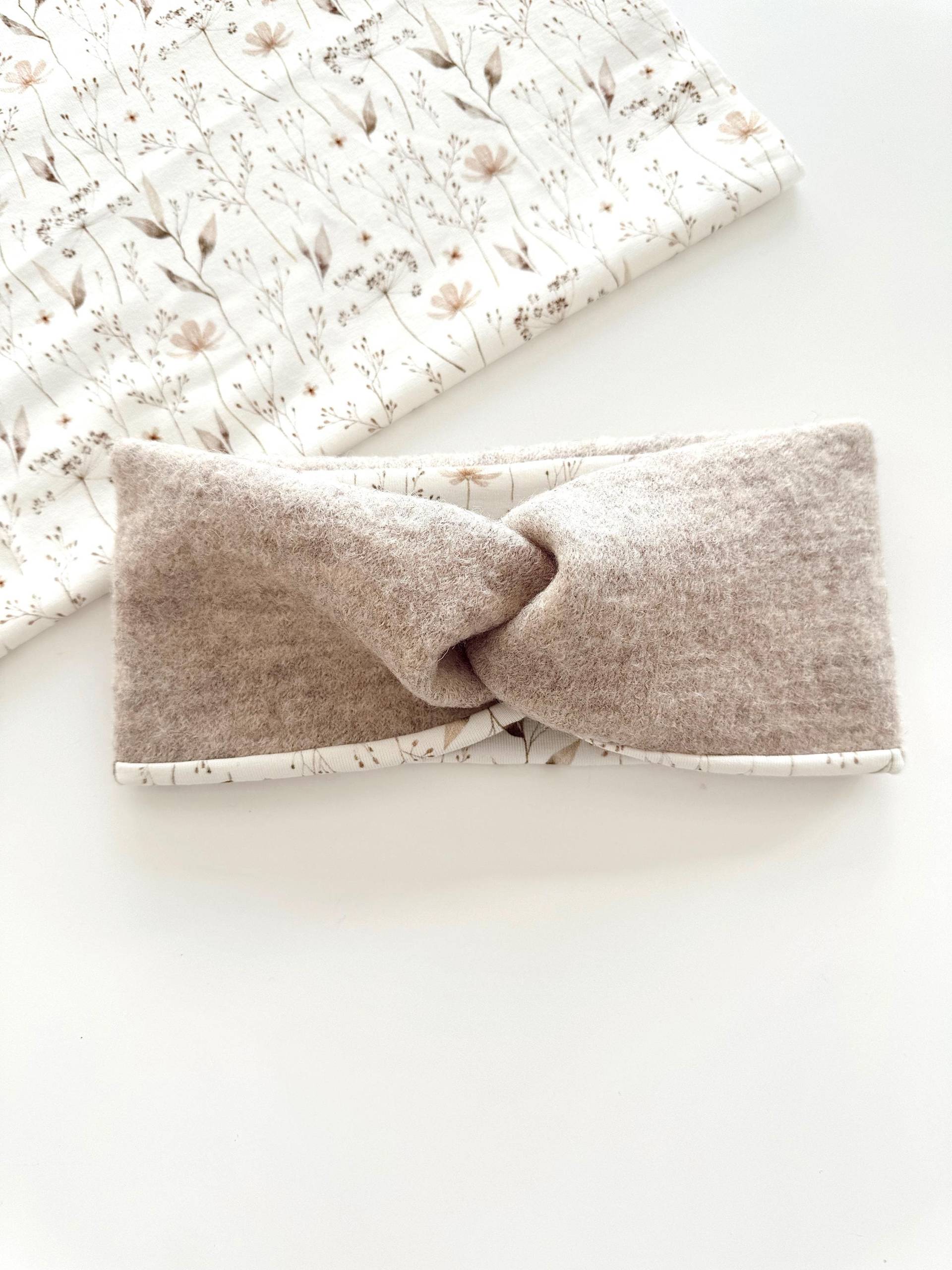Walkstirnband in Beige Mit Jersey Gefüttert Trockenblumen | Wollwalk Aus 100% Schurwolle Creme Blumenjersey Stirnband von bellanovagermany