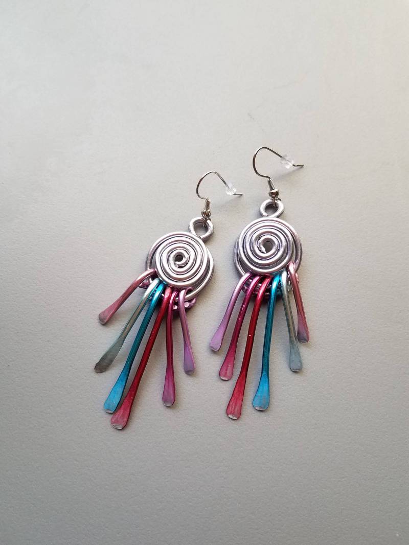 Eloxierte Aluminium Silber Lila Rosa Aqua Blau Grün Swirl Peacock Windspiel Quaste Göttin Ohrringe Bold Eloxierte Aluminium Silber Lila Rosa Aqua Blau Grün Swirl Peacock Windspiel Quaste Göttin Ohrringe Bold von belleazure