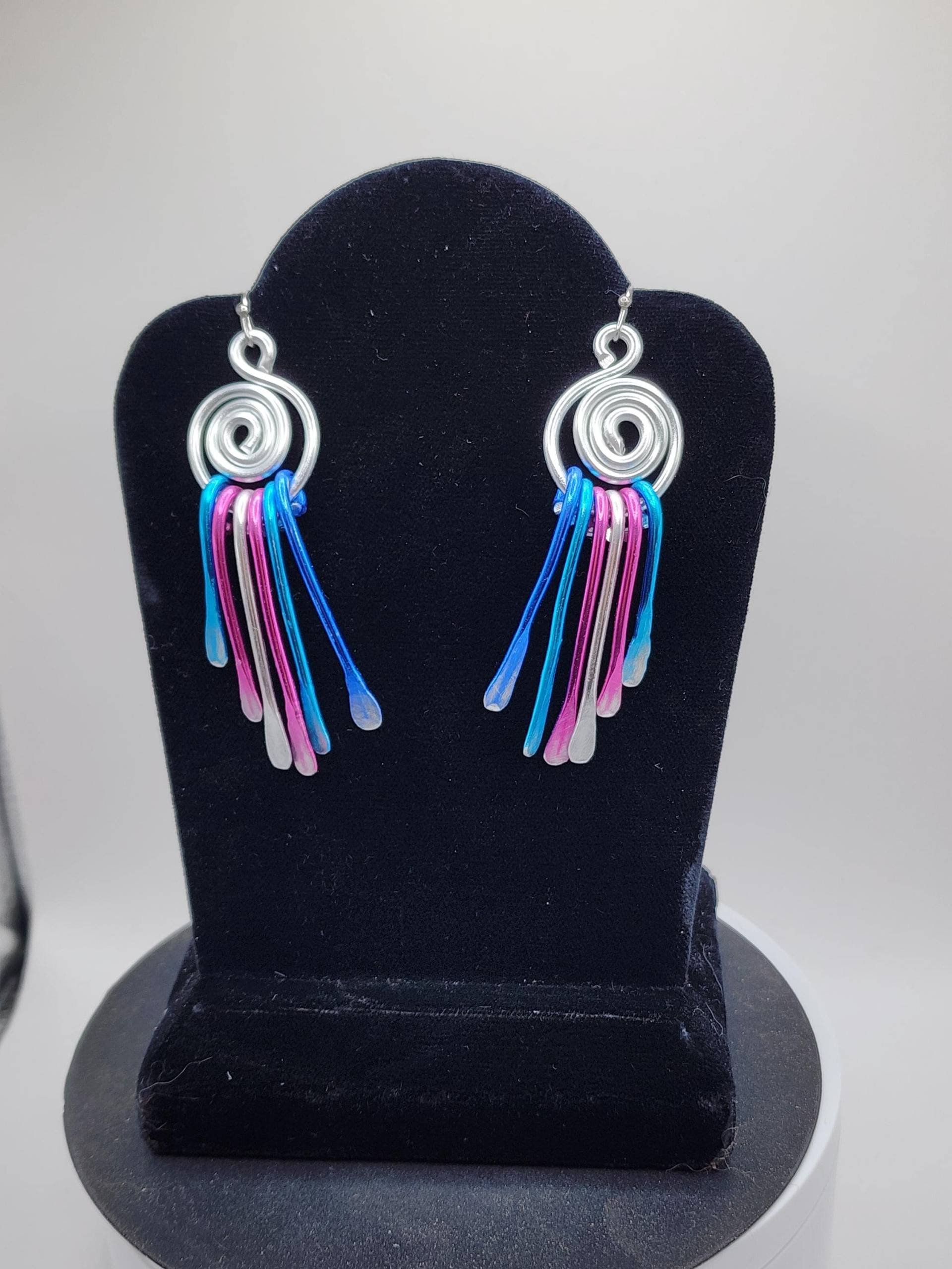 Eloxierte Gehämmert Aluminium Rosa Silber Ton Blau Swirl Peacock Windspiel Quaste Göttin Ohrringe Eloxierte Gehämmert Aluminium Rosa Silber Ton Blau Swirl Peacock Windspiel Quaste Göttin Ohrringe von belleazure