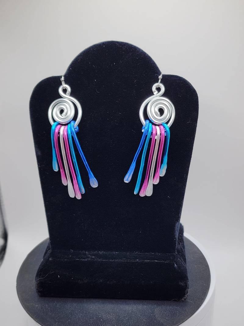 Eloxierte Gehämmert Aluminium Rosa Silber Ton Blau Swirl Peacock Windspiel Quaste Göttin Ohrringe Eloxierte Gehämmert Aluminium Rosa Silber Ton Blau Swirl Peacock Windspiel Quaste Göttin Ohrringe von belleazure