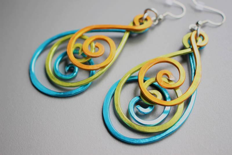 Gehämmerte Pfau Bold Lange Swirly Spirale Feder Aluminium Ohrringe, Blau Gold Grün Silber Gehämmerte Pfau Bold Lange Swirly Spirale Feder Aluminium Ohrringe, Blau Gold Grün Silber von belleazure