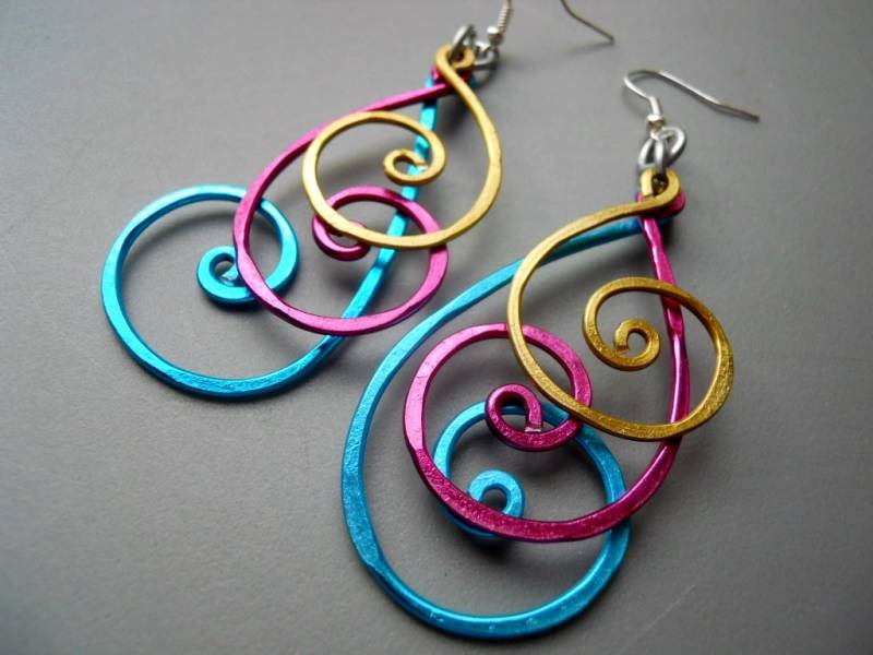Gehämmerte Pfau Bold Lange Swirly Spirale Feder Aluminium Ohrringe, Blau Gold Magenta Pink Gehämmerte Pfau Bold Lange Swirly Spirale Feder Aluminium Ohrringe, Blau Gold Magenta Pink von belleazure