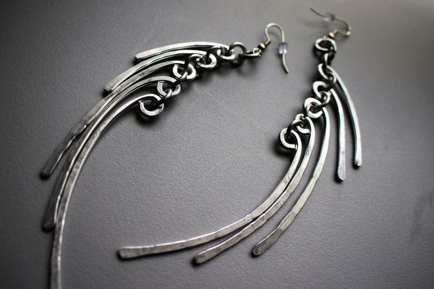 Gehämmerte Silber Aluminium Draht Göttin Banane Engel Flügel Feder Ohrringe Bold Unverschämt Gehämmerte Silber Aluminium Draht Göttin Banane Engel Flügel Feder Ohrringe Bold Unverschämt von belleazure