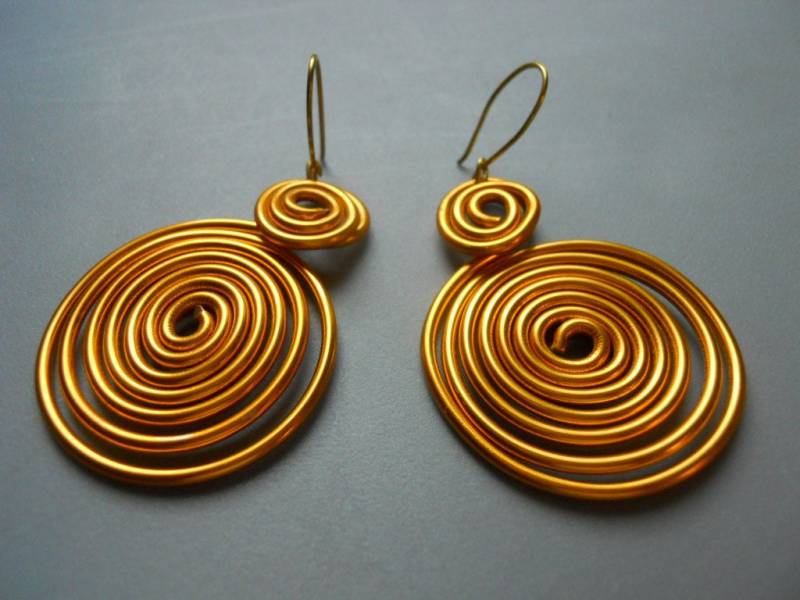 Handgemachte Große Goldfarbene Aluminium Swirl Spiral Ohrringe von belleazure