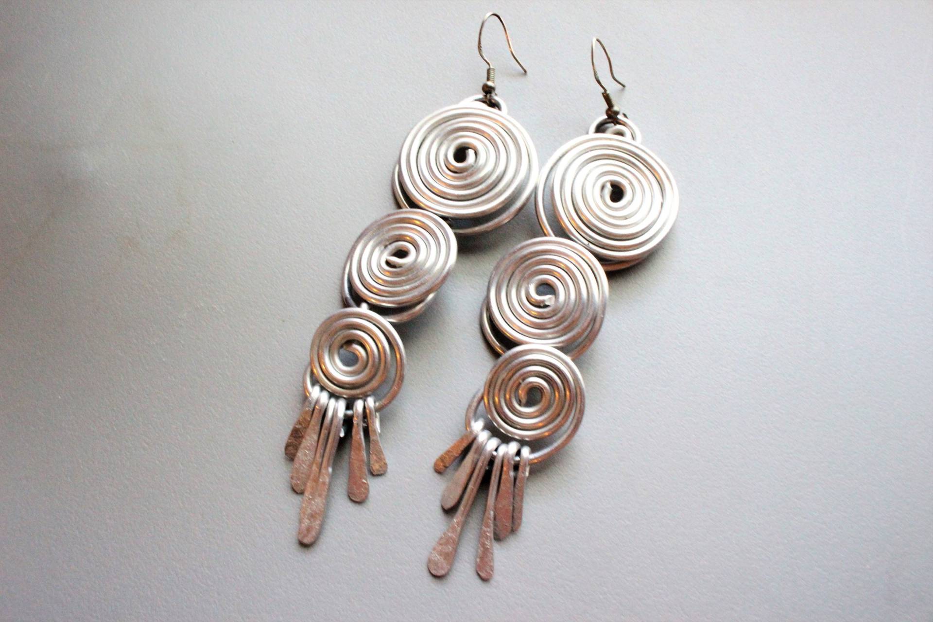Neue Design Abgestufte Lange Spirale Quaste Ohrringe 3, 5 "Silber Eloxierter Aluminiumdraht Bold Design Neue Design Abgestufte Lange Spirale Quaste Ohrringe 3, 5 "Silber Eloxierter Aluminiumdraht Bold Design von belleazure